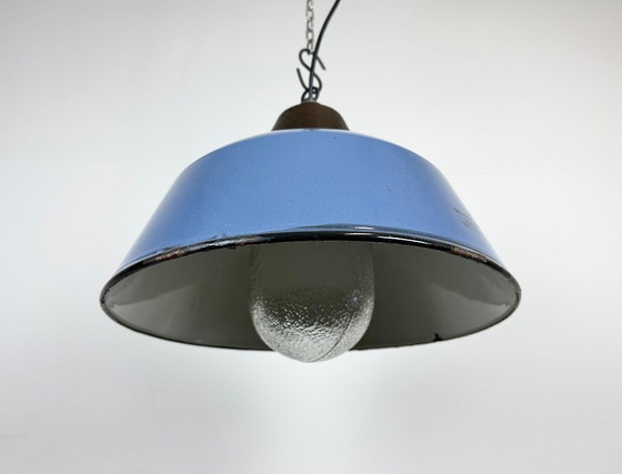 Image 1 of Suspension industrielle en fonte émaillée bleue avec abat-jour en verre, années 1960