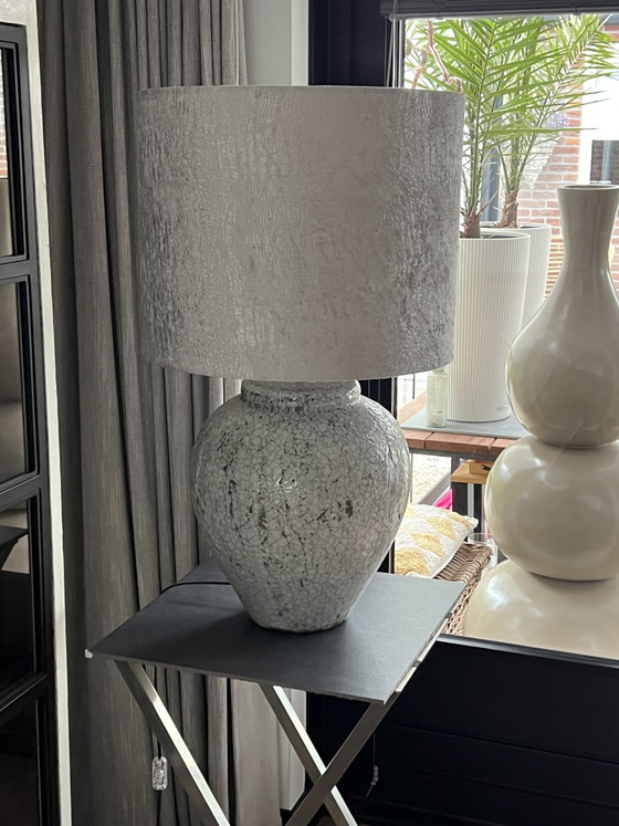 Image 1 of Schwere Tischlampe im Landhausstil mit beigefarbenem Samtschirm und schwerem Steingutfuß.