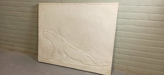 Image 1 of Relieve asirio de una leona herida