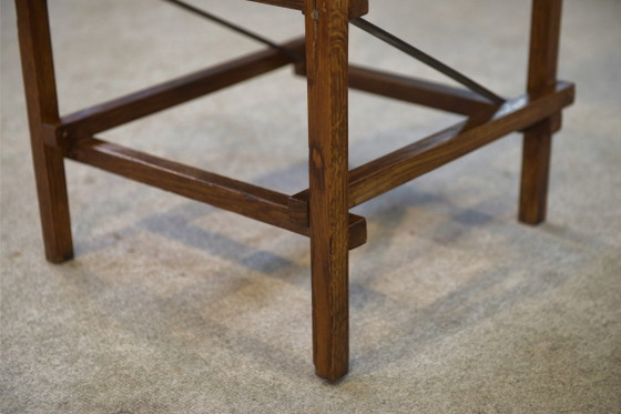 Image 1 of Een paar eikenhouten en lederen stoelen in de stijl van Gerrit Rietveld, jaren 60.