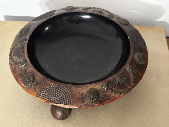 Image 1 of Vide Poche Tripode en Bois Sculpté ornements Metal - Mi-XX e siècle 