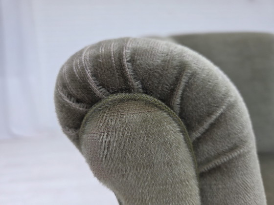 Image 1 of Fauteuil danois des années 60, velours vert, pieds en hêtre.