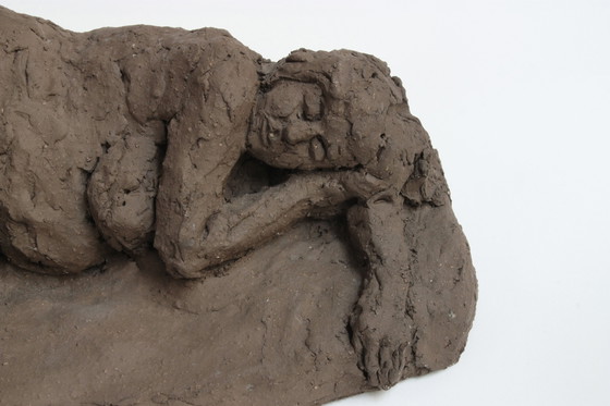 Image 1 of Yolande Ide (1931) - Scultura, Donna nuda sdraiata - 39 cm - Terracotta
