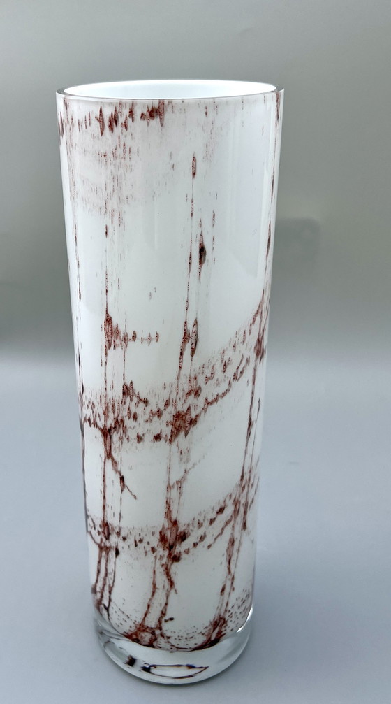 Image 1 of Große Studioglas-Vase – weiß mit rotbrauner Faden-Schmelztechnik
