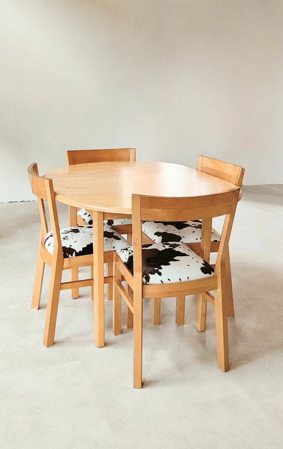 Mesa redonda extensible con cuatro sillas en estampado de vaca. – Conjuntos de comedor, Textile, Wood (photo 3 of 7)