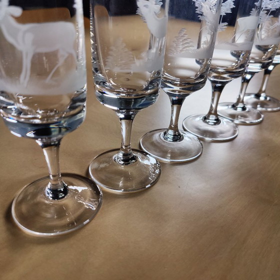 Image 1 of Elegantes Set aus 6 Kristallsektgläsern, fein graviert mit einer Jagdszene