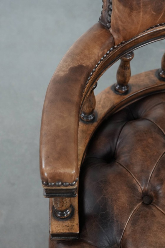 Image 1 of Cognac kleurige rundleren chesterfield bureaustoel/ captains chair in Engelse stijl
