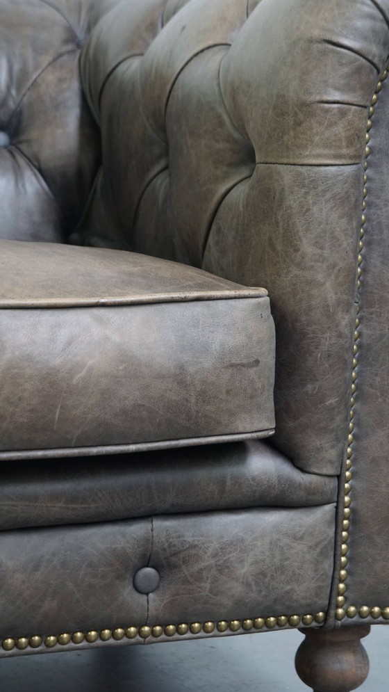 Image 1 of Grijze rundleren chesterfield clubfauteuil in Engelse stijl op wieltjes
