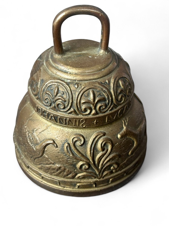 Image 1 of Campana de monasterio de cobre con adorno religioso en relieve.