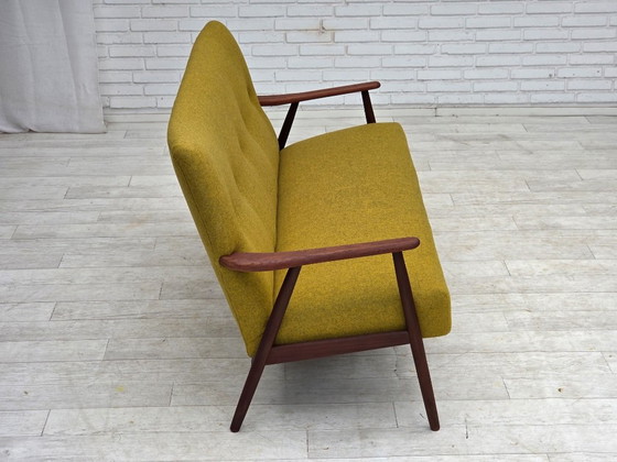 Deense tweezitsbank uit de jaren 60, bekleed met meubelwol en teakhout, opnieuw gestoffeerd. – 2 zitsbanken (photo 9 of 19)