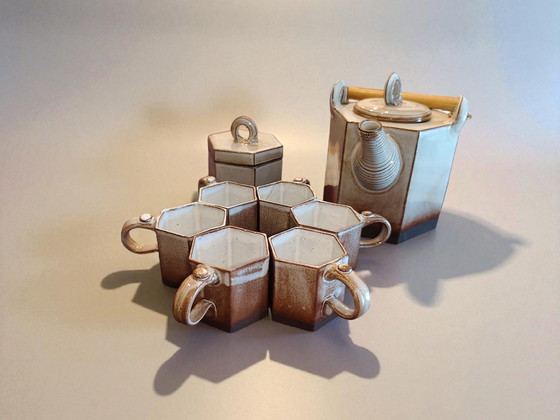 Image 1 of Studio Pottery Theeservies Zeshoekig Gesigneerd FB Jaren 70 Japanse Stijl / Studio Pottery Theeservies Zeshoekig Gesigneerd FB
