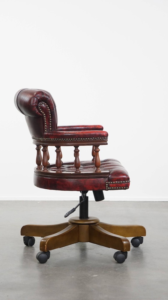 Image 1 of Sedia da ufficio Chesterfield girevole classica in pelle di mucca rossa con ruote