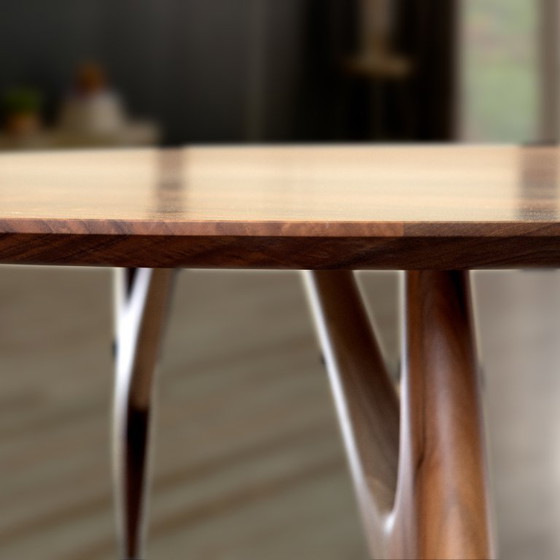 Image 1 of Mesa de comedor GREYGE KAI de nogal macizo – Diseño italiano hecho a mano