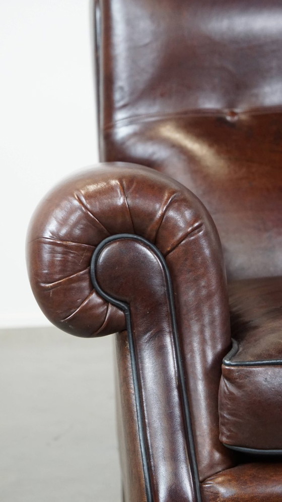 Image 1 of Comfortabele, donkere antieke schapenleren Engelse armchair