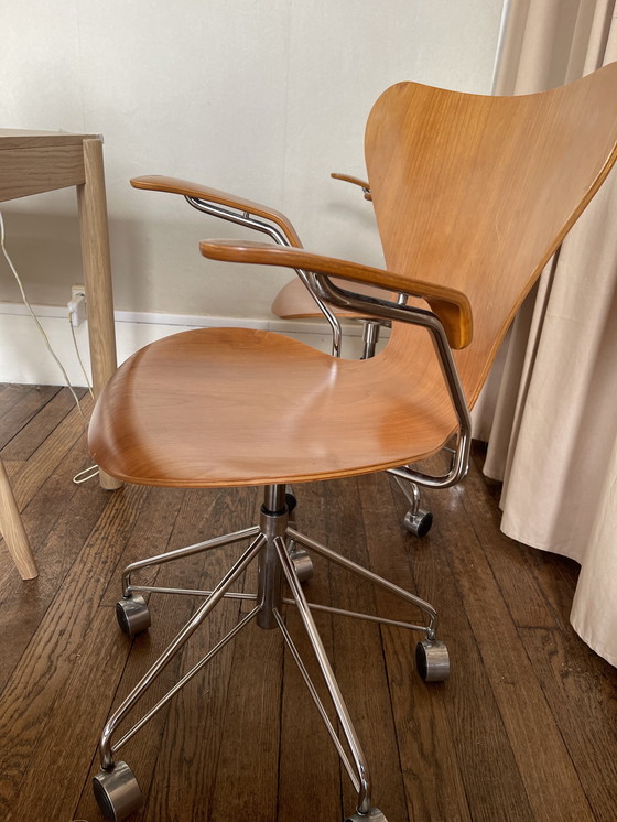 Image 1 of 2 SWIVEL OFFICE CHAIRS 3217 ARNE JACOBSEN