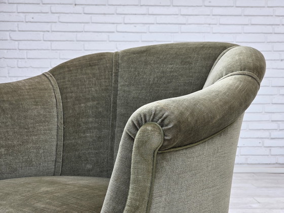 Image 1 of Fauteuil danois des années 60, velours vert, pieds en hêtre.