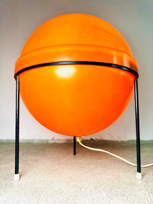 Grande lampada da terra a sfera con treppiede in stile futuristico, di colore arancione, di designer sconosciuto, circa anni
