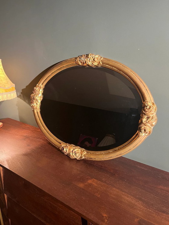Image 1 of Specchio ovale Art Nouveau / Art Déco con vetro smussato. Originale d'epoca con cornice dorata e decorazione a rose.