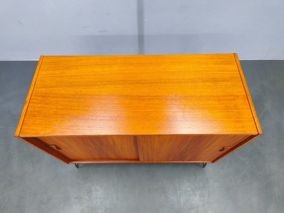 Image 1 of Dänischer Teak-Schrank aus der Mitte des 20. Jahrhunderts (1960er Jahre), Schiebetüren, Haarnadelform