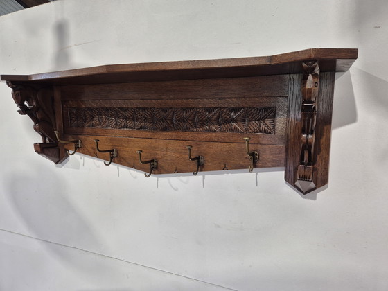 Image 1 of Perchero de pared Art Déco de roble con adornos de ardillas.