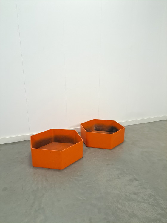 Image 1 of Maceta de plástico naranja para flores