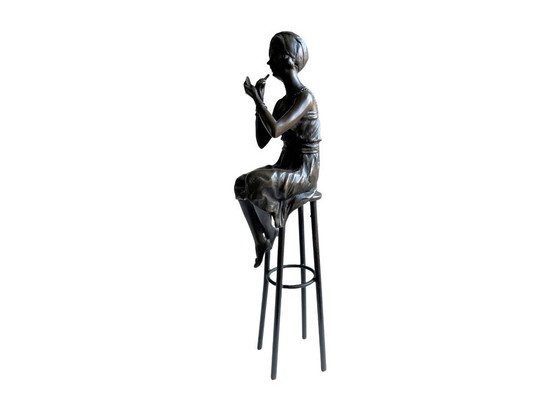 Image 1 of Bronzen beeld – Elegante dame op kruk in Charleston-stijl