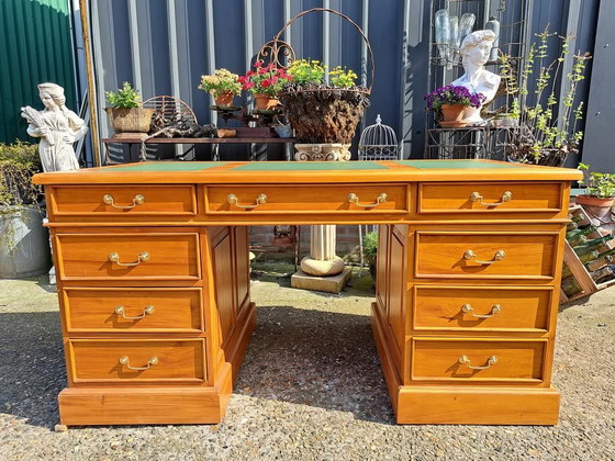 Image 1 of Scrivania classica inglese con intarsi in pelle, in condizioni nuove - Dimensioni 150x75 e 76 cm di altezza