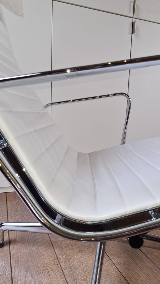 Image 1 of Vitra Aluminum Chair EA 124 - Snow Leather