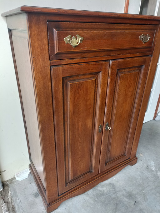 Belle armoire de rangement en chêne