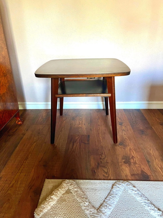 Mesa auxiliar/bandeja Mid Century con estante. Mesa auxiliar alemana de alta calidad de los años 40 a 50. (photo 2 of 9)
