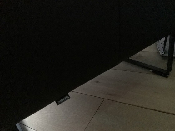 Image 1 of Divano e poltrona Montèl in pelle nera del 2023.