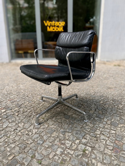 Bürostuhl EA207 von Vitra , entworfen von Charles und Ray Eames für Herman Miller .