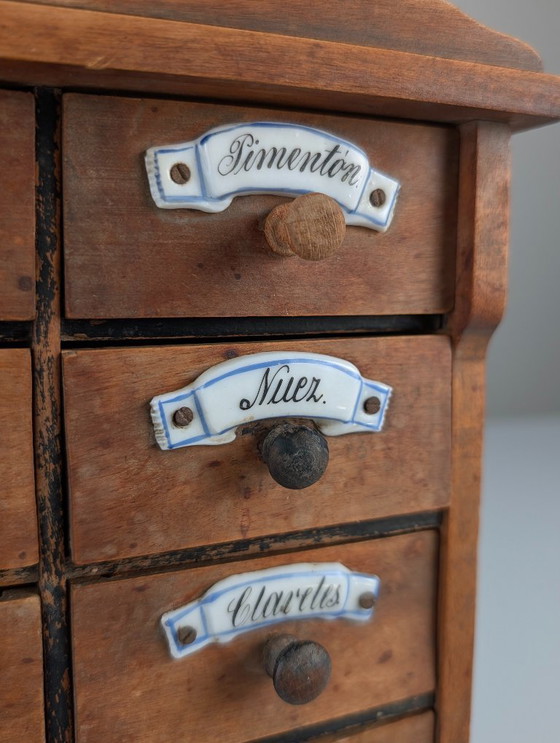 Image 1 of Armoire à épices murale rustique espagnole en bois avec étiquettes en céramique, années 1930