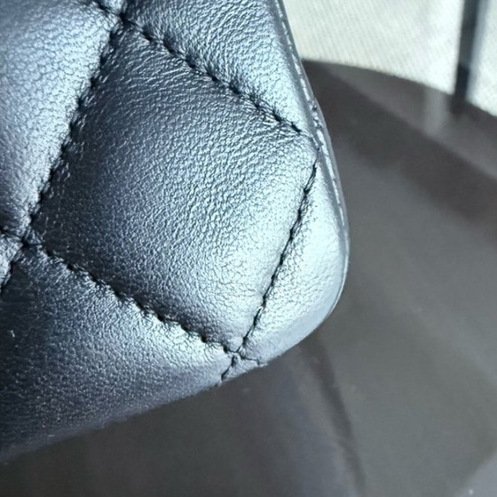 Image 1 of Sac Chanel Classic Flap moyen - 25 cm, en agneau matelassé noir, finitions argentées, série 12