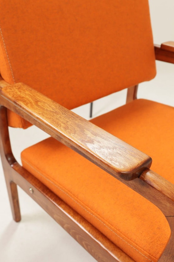 Image 1 of Vintage oranje fauteuil met wollen bekleding en walnootkleurig hout, mid-century modern stijl.