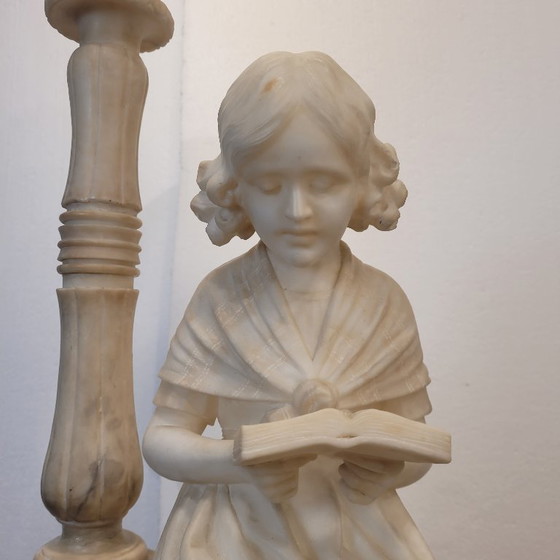 Image 1 of Scultura/lampada da tavolo “ragazza che legge”, alabastro, firmata, Art Nouveau, inizi del XX secolo – Italia