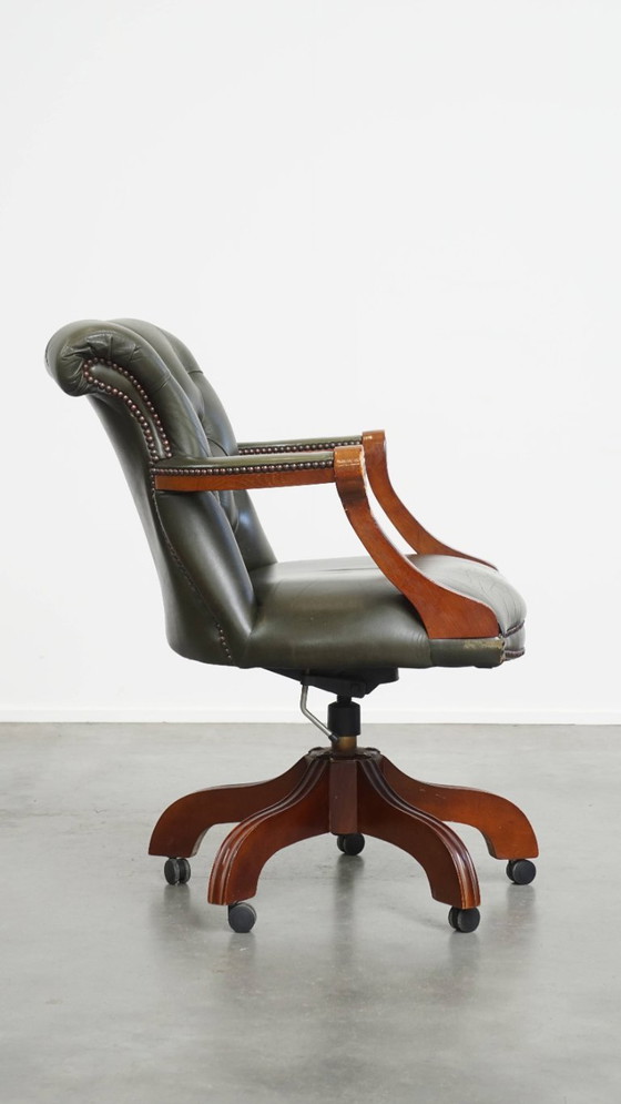 Image 1 of Sedia da ufficio chesterfield in pelle di vacchetta verde in stile inglese su rotelle