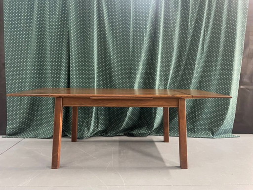 Large extendable table