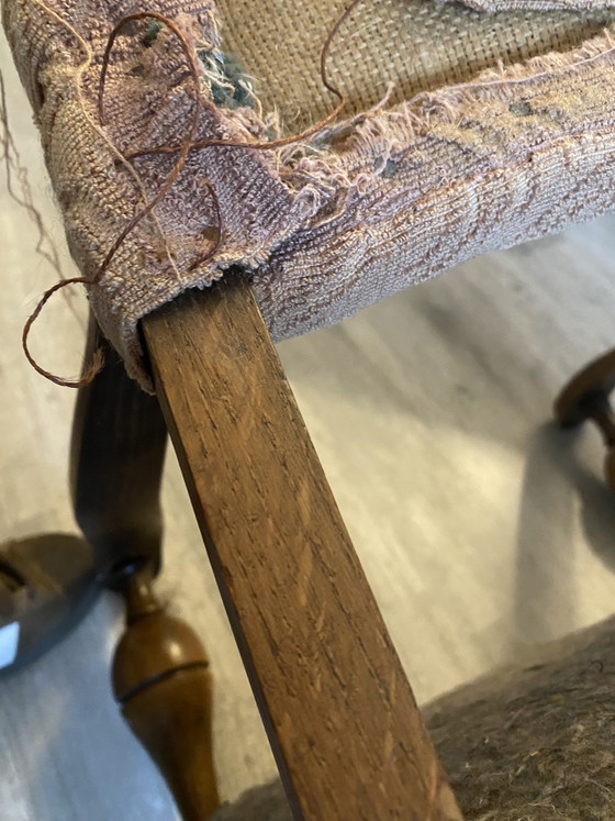 Image 1 of Magnifique fauteuil vintage avec une structure en bois robuste et des accoudoirs élégants.