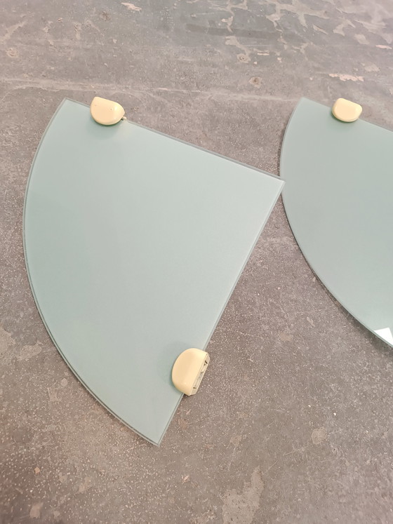 Image 1 of 2 étagères d'angle en verre vintage pour salle de bain