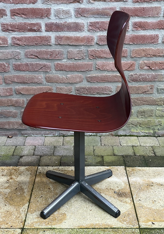 Image 1 of Chaire de l'école de design industriel Pagholz - Adam Stegner