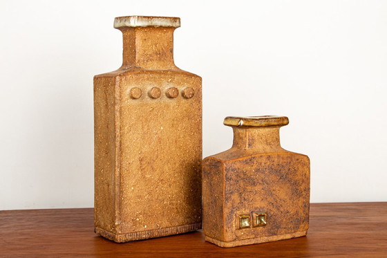 Image 1 of Paar Zweedse vazen, Brutalistische stijl, van steengoed met geëmailleerde hals door Curt Magnus-Addin 1960.