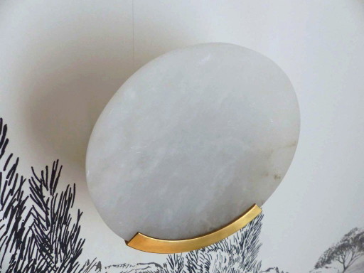 Zwei Wandleuchten des Modells „Melange“ aus Messing und Naturalabaster von VISUAL COMFORT, entworfen von Kelly Wearstler