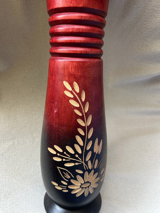 Image 1 of un vaso decorativo in legno di mango intagliato