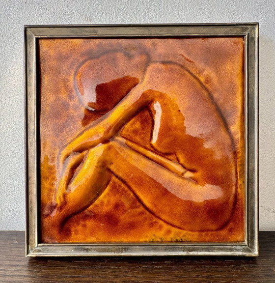 Image 1 of Vintage keramische reliëftegel met ingelijste vrouwelijke figuur