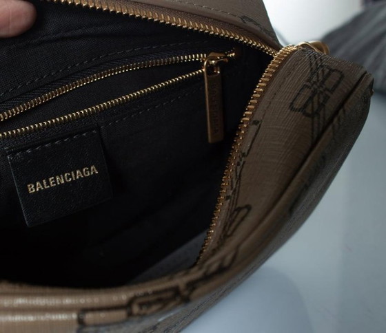 Image 1 of Borsa a tracolla Balenciaga, modello monogramma BB, colore beige.