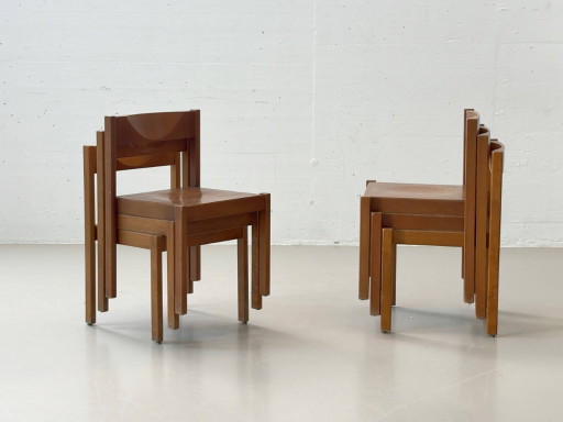 Set van 6 stapelbare houten stoelen in een minimalistisch design uit het midden van de vorige eeuw.