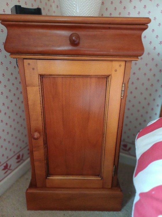 Vintage/moderne slaapkamer, massieve notelaar, bed 1,40m, 1 nachtkast, 1 kast 2 deuren – Eenpersoonsbedden (photo 4 of 5)