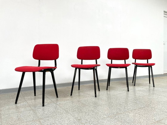 Image 1 of 4 sedie da pranzo Friso Kramer 'Revolt' dal design vintage + tavolo