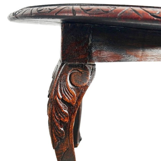 Image 1 of Antieke ronde bijzettafel met houtsnijwerk blad en cabriole klauwpoten 1920's